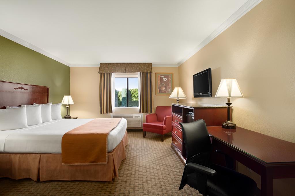 Howard Johnson By Wyndham Reseda Hotel & Suites 로스앤젤레스 외부 사진