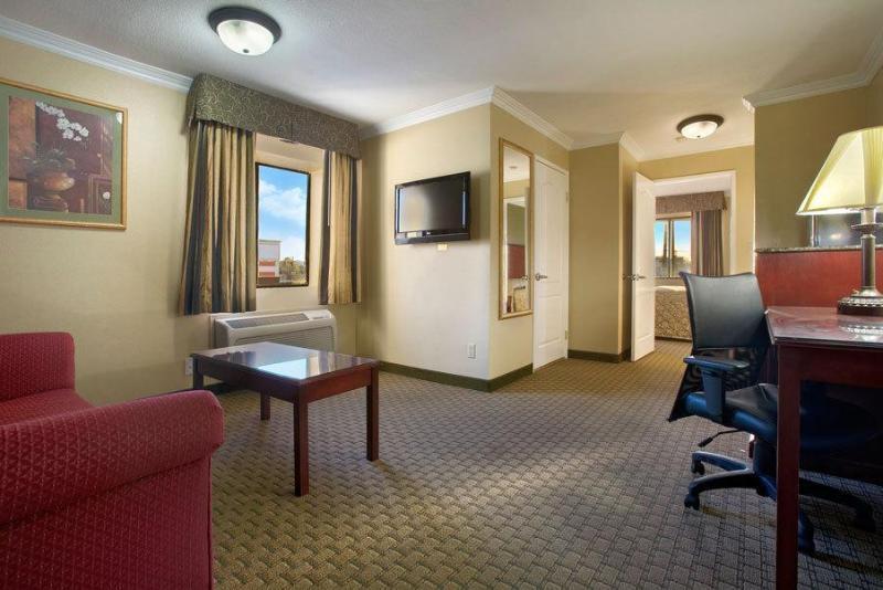 Howard Johnson By Wyndham Reseda Hotel & Suites 로스앤젤레스 외부 사진
