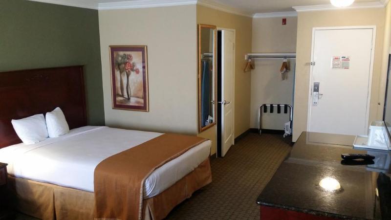 Howard Johnson By Wyndham Reseda Hotel & Suites 로스앤젤레스 외부 사진