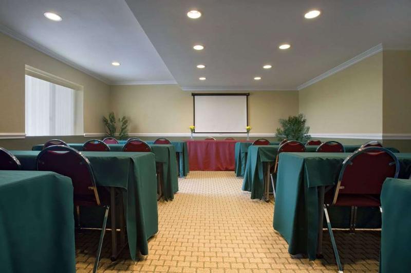 Howard Johnson By Wyndham Reseda Hotel & Suites 로스앤젤레스 외부 사진