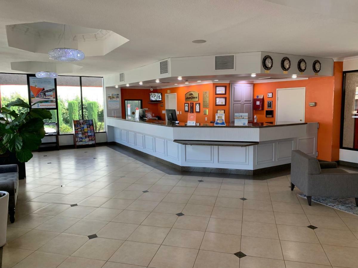 Howard Johnson By Wyndham Reseda Hotel & Suites 로스앤젤레스 외부 사진