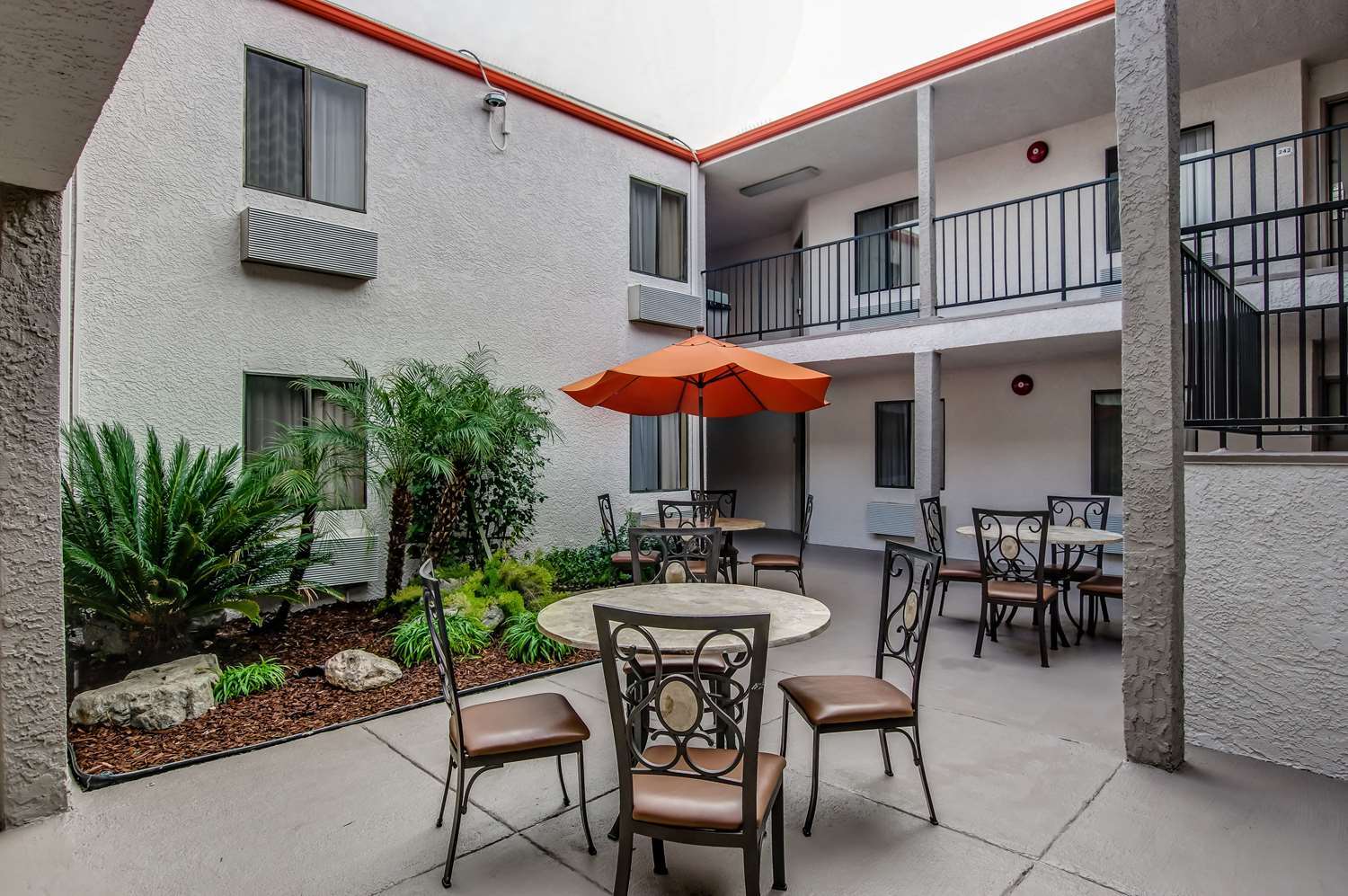 Howard Johnson By Wyndham Reseda Hotel & Suites 로스앤젤레스 외부 사진