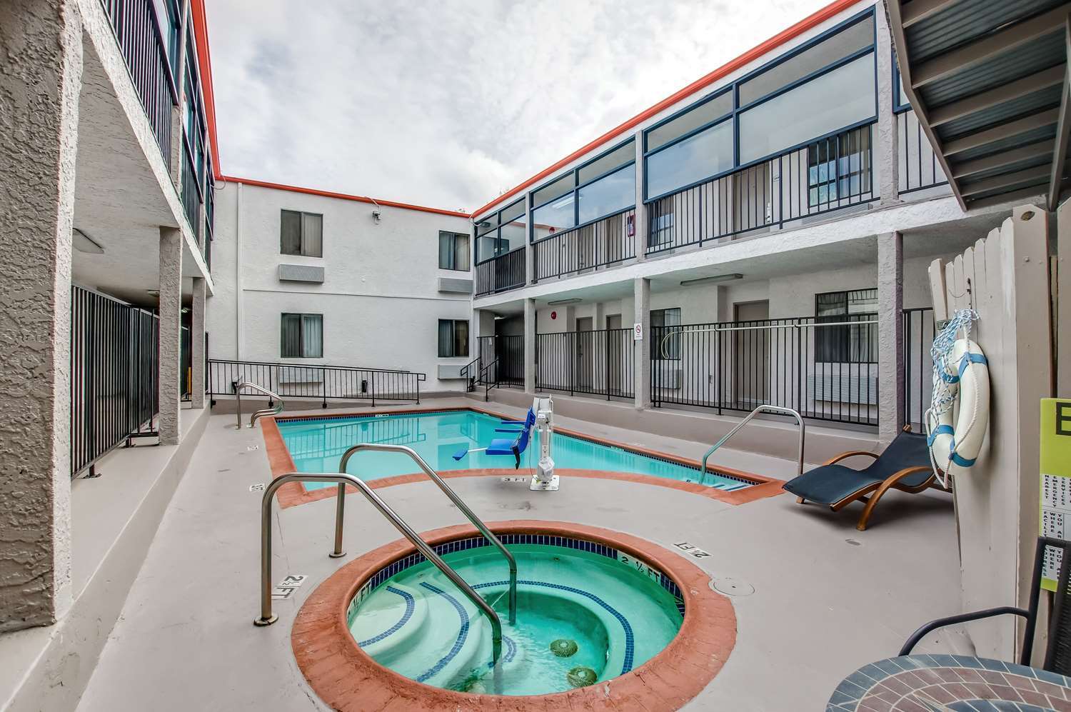 Howard Johnson By Wyndham Reseda Hotel & Suites 로스앤젤레스 외부 사진
